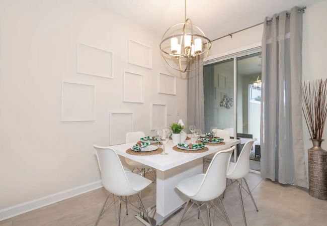Casa adosada en Davenport - Wonderful Townhouse 4Beds/3Bath/Pool/18Min From Disney Casa adosada en Davenport - Wonderful Townhouse 4Beds/3Bath/Pool/18Min From Disney