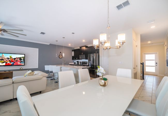 Casa adosada en Davenport - Delightful Townhouse 4Beds/3Bath/Pool/18Min From Disney Casa adosada en Davenport - Delightful Townhouse 4Beds/3Bath/Pool/18Min From Disney