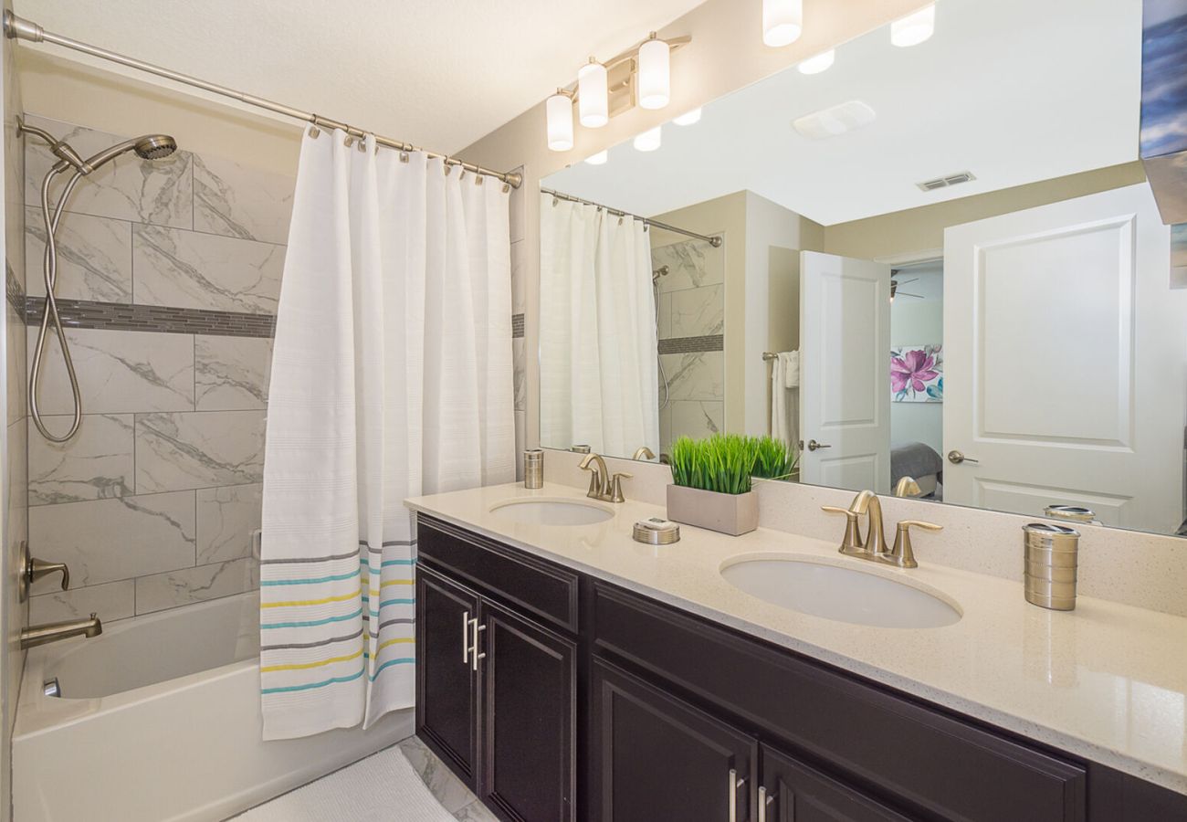 Casa adosada en Kissimmee - Elegant Townhouse 5Beds/4Baths/Pool/18 Min Disney