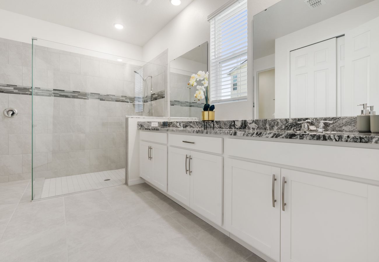 Villa in Kissimmee - Gorgeous Villa Solara Resort 6Bed/5Bath/Pool/Jacuzzi/18 Min From Disney