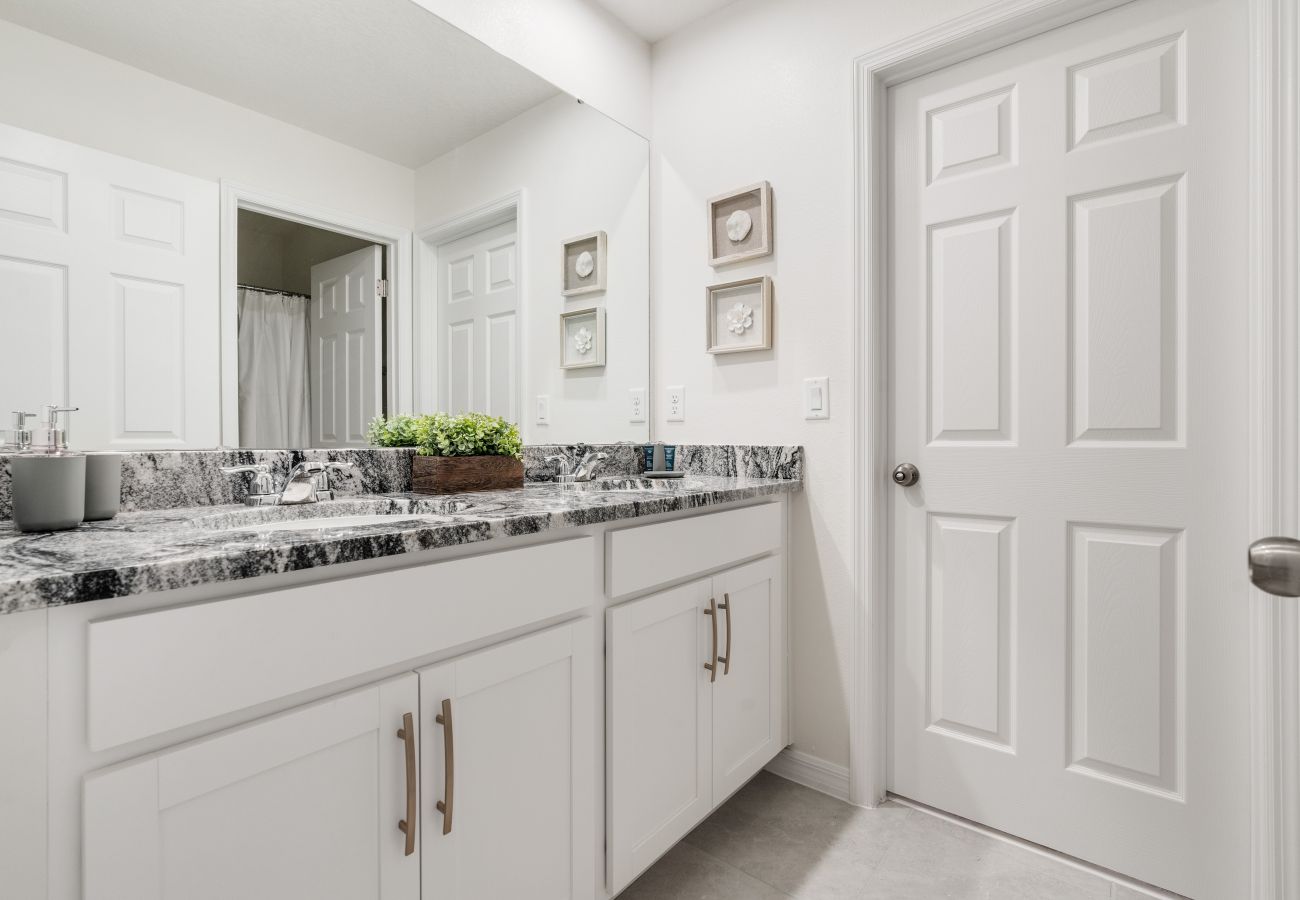 Villa in Kissimmee - Gorgeous Villa Solara Resort 6Bed/5Bath/Pool/Jacuzzi/18 Min From Disney