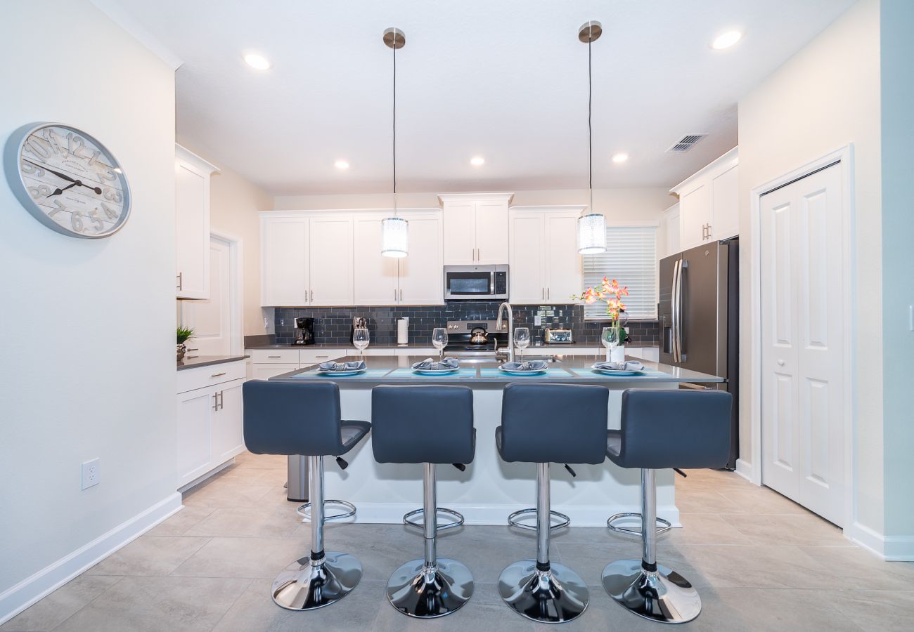 Villa in Kissimmee - Awesome Villa 5Beds/5Bath/Pool/Jacuzzi/5Min From Disney