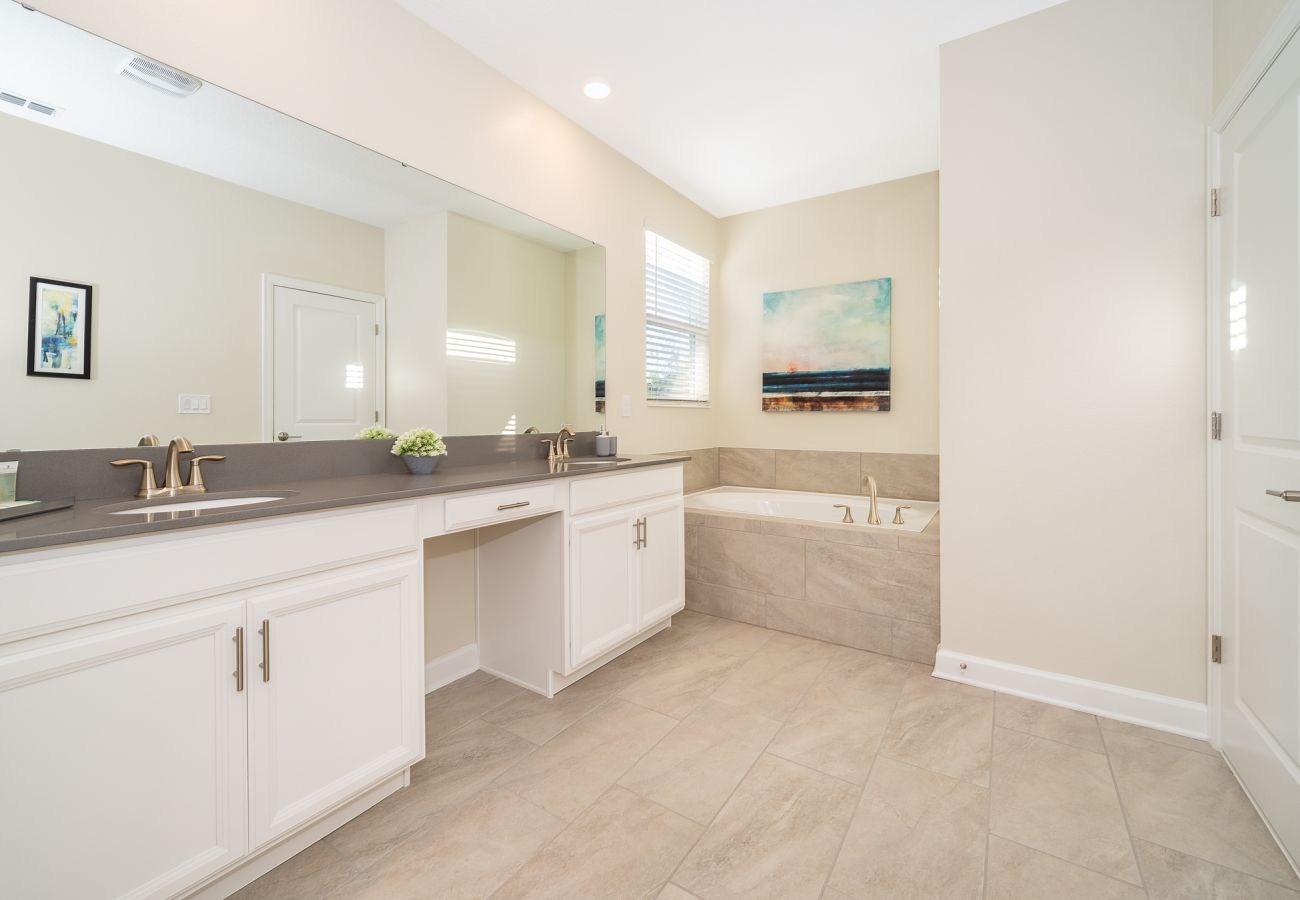 Villa in Kissimmee - Awesome Villa 5Beds/5Bath/Pool/Jacuzzi/5Min From Disney