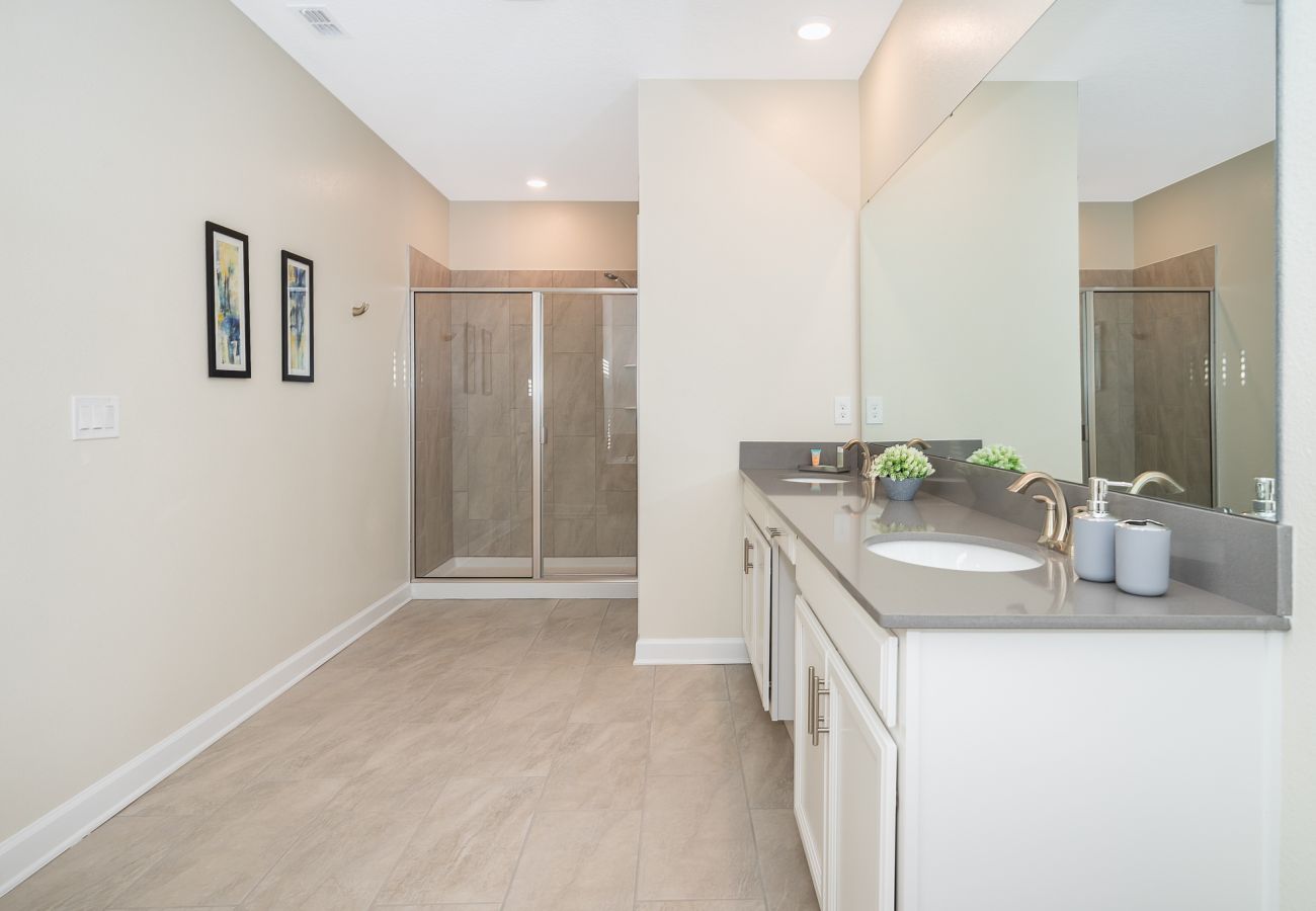 Villa in Kissimmee - Awesome Villa 5Beds/5Bath/Pool/Jacuzzi/5Min From Disney