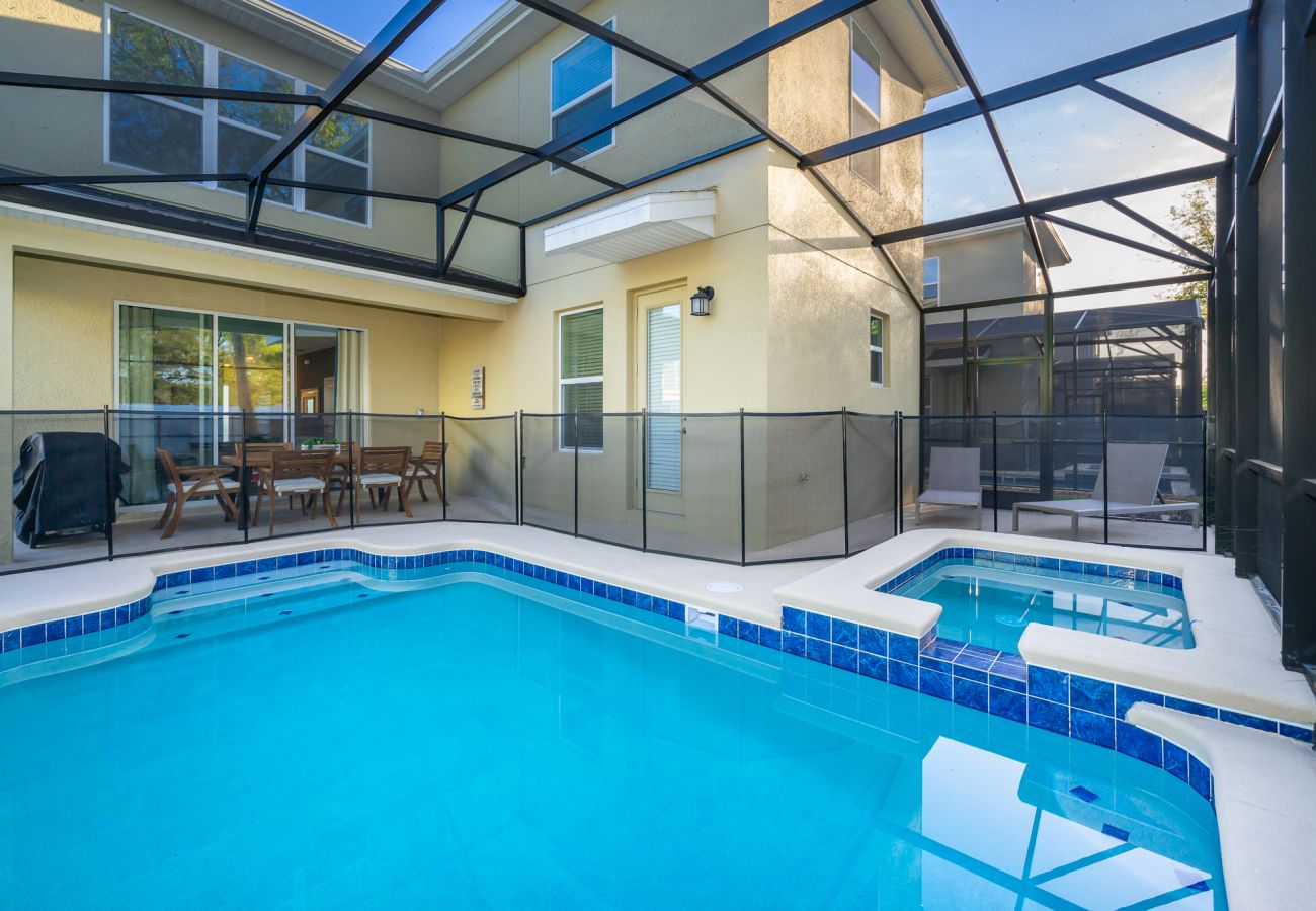 Villa in Kissimmee - Awesome Villa 5Beds/5Bath/Pool/Jacuzzi/5Min From Disney