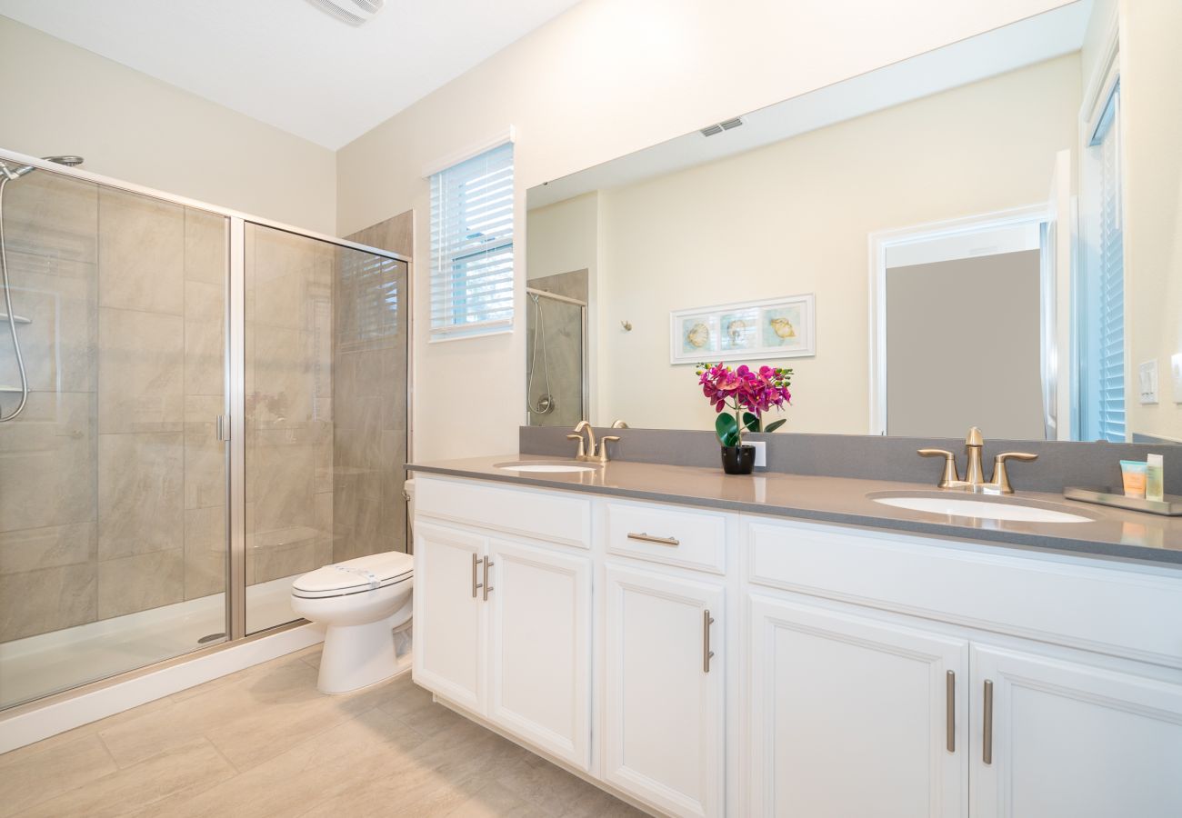 Villa in Kissimmee - Awesome Villa 5Beds/5Bath/Pool/Jacuzzi/5Min From Disney