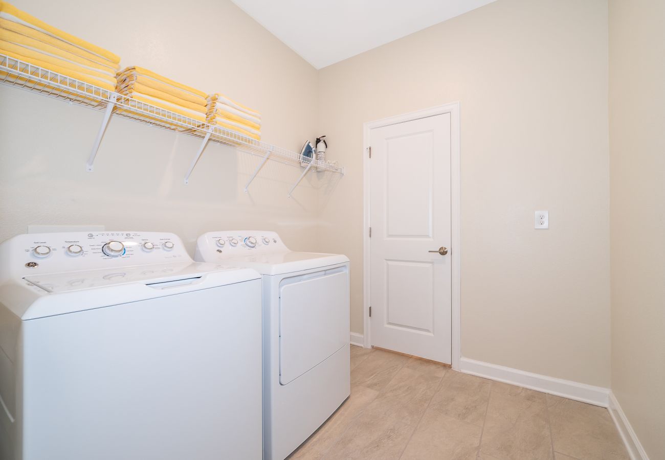 Villa in Kissimmee - Awesome Villa 5Beds/5Bath/Pool/Jacuzzi/5Min From Disney