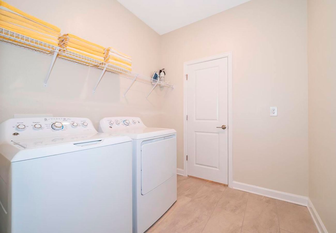Villa in Kissimmee - Awesome Villa 5Beds/5Bath/Pool/Jacuzzi/5Min From Disney