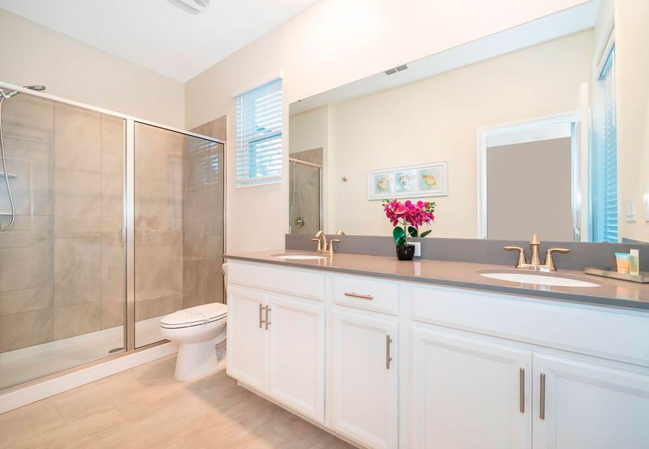 Villa in Kissimmee - Awesome Villa 5Beds/5Bath/Pool/Jacuzzi/5Min From Disney