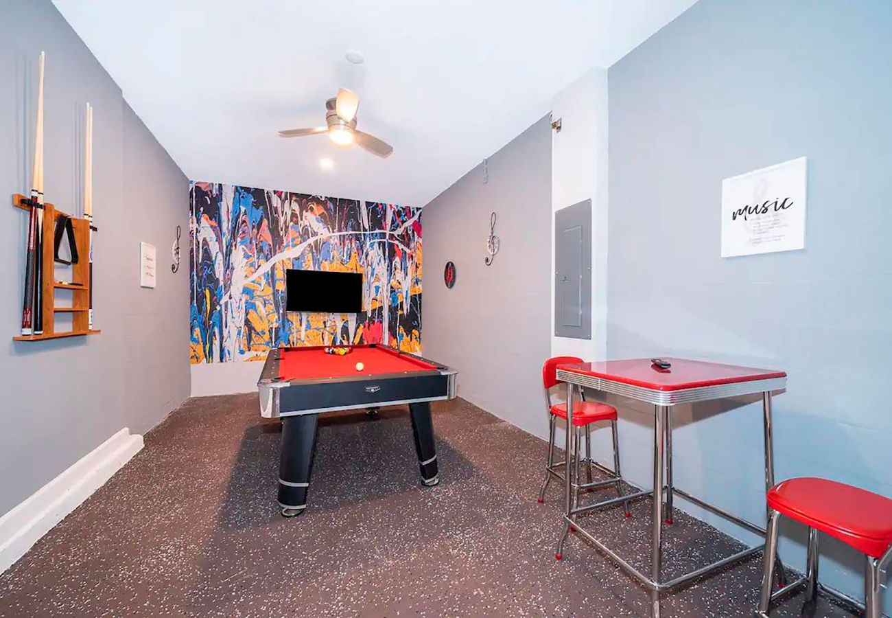 Villa in Kissimmee - Awesome Villa 5Beds/5Bath/Pool/Jacuzzi/5Min From Disney