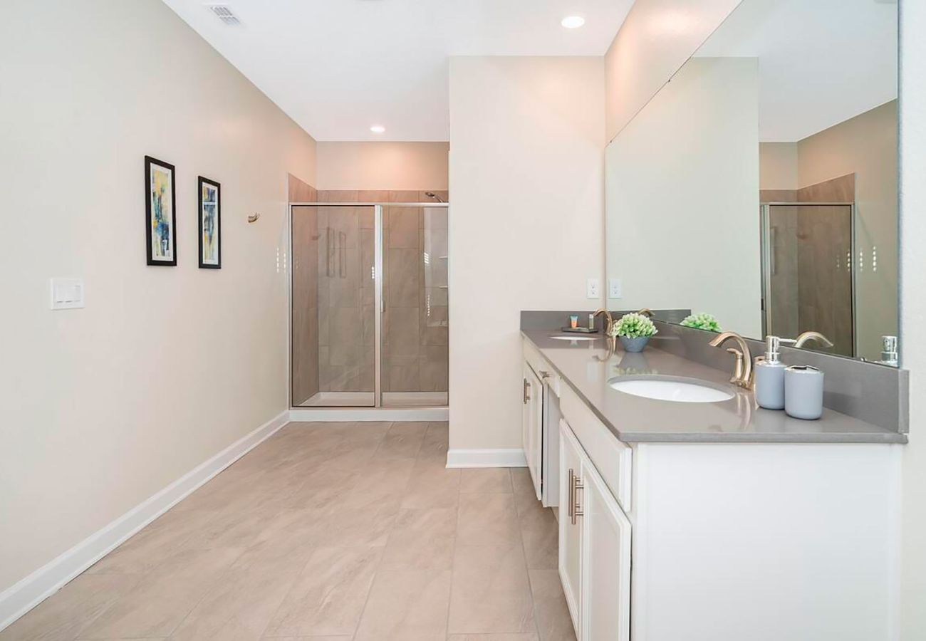 Villa in Kissimmee - Awesome Villa 5Beds/5Bath/Pool/Jacuzzi/5Min From Disney