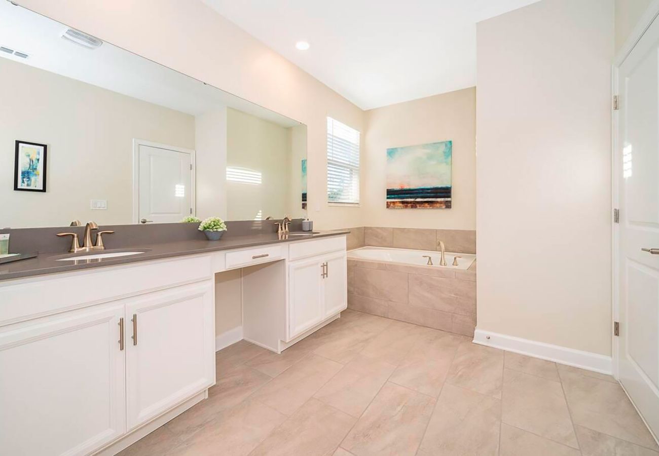 Villa in Kissimmee - Awesome Villa 5Beds/5Bath/Pool/Jacuzzi/5Min From Disney