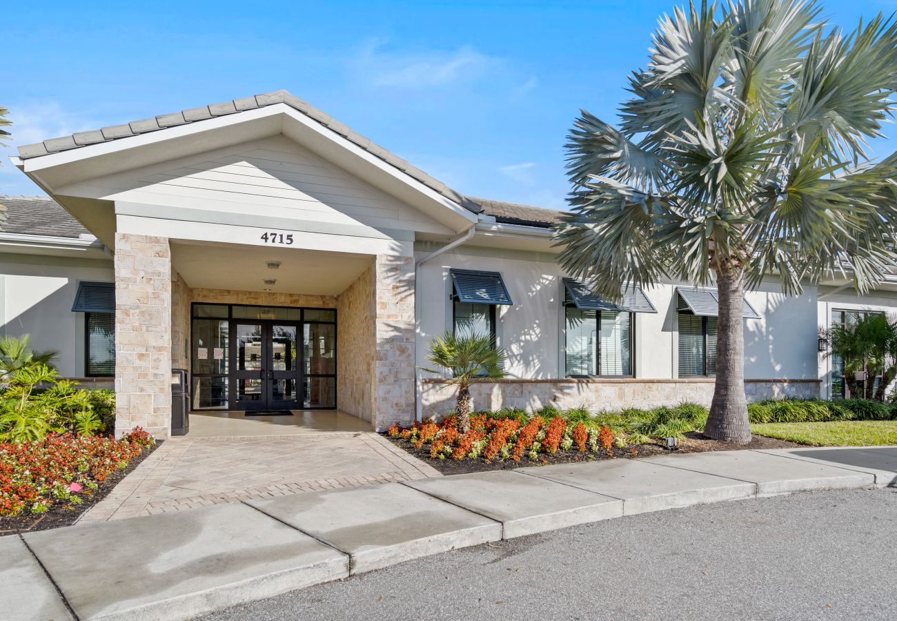 Villa in Kissimmee - Awesome Villa 5Beds/5Bath/Pool/Jacuzzi/5Min From Disney