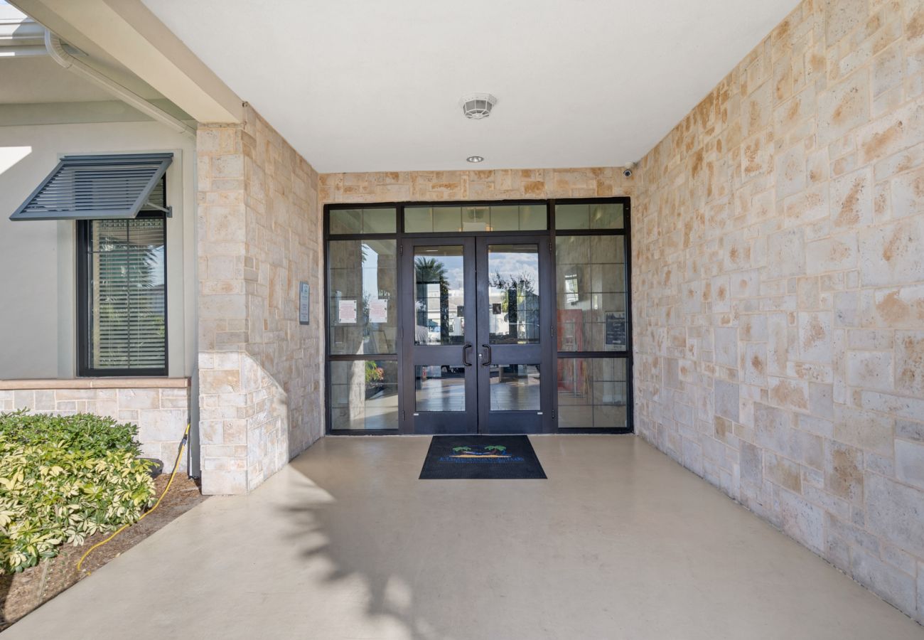 Villa in Kissimmee - Awesome Villa 5Beds/5Bath/Pool/Jacuzzi/5Min From Disney