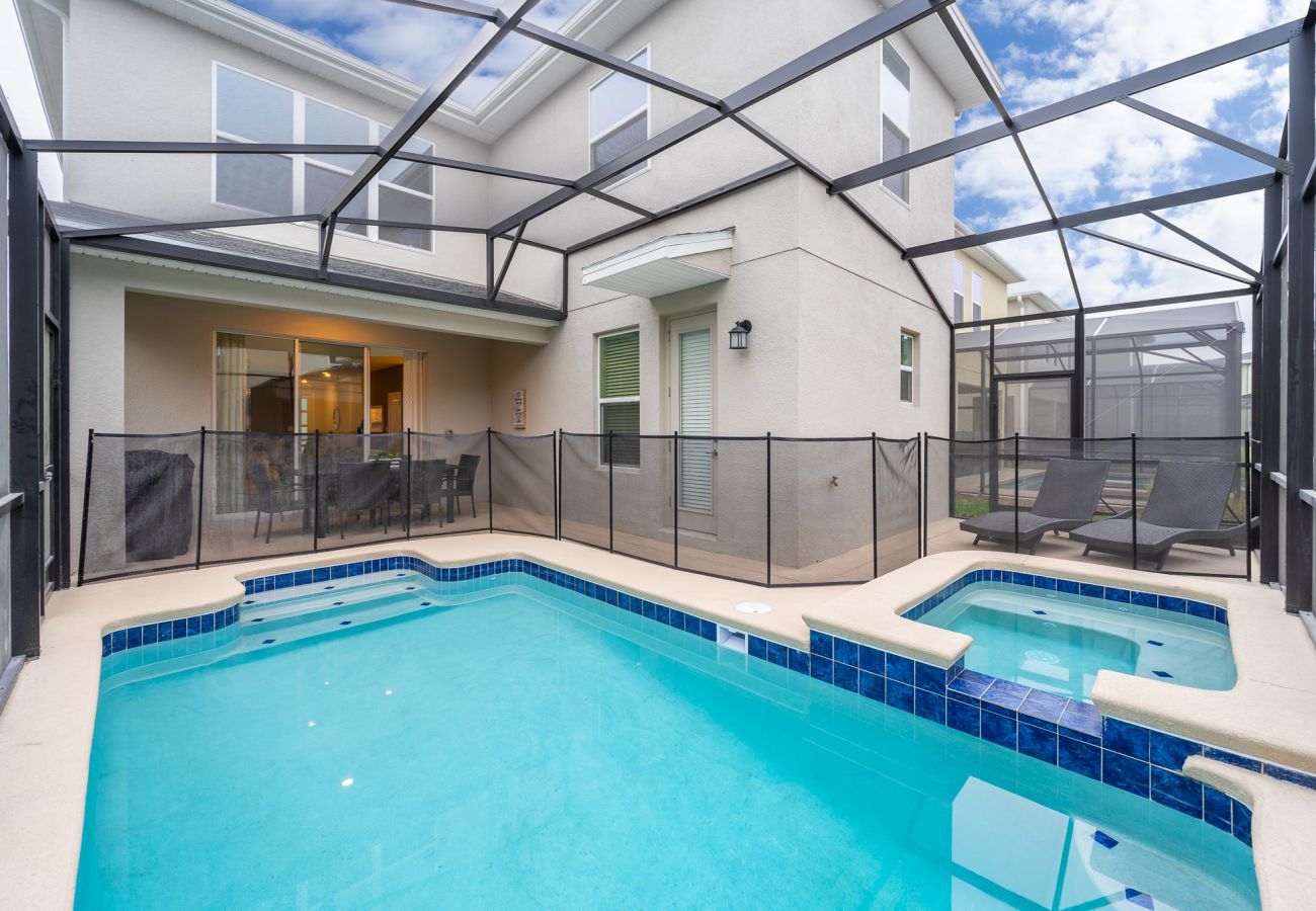 Villa in Kissimmee - Fabulous Villa 5Beds/5Bath/Pool/Jacuzzi/5Min From Disney