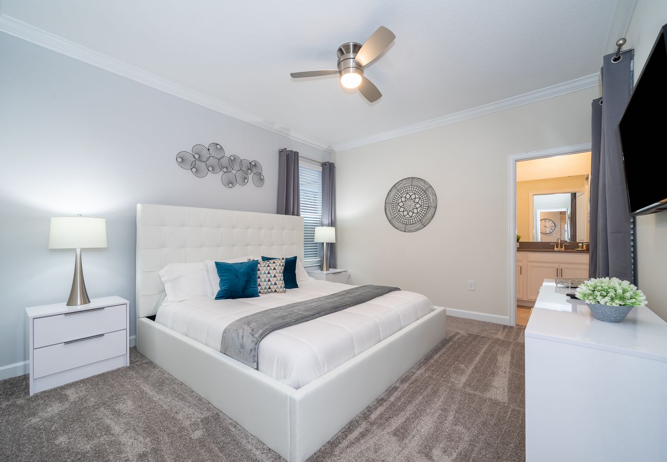 Villa in Kissimmee - Fabulous Villa 5Beds/5Bath/Pool/Jacuzzi/5Min From Disney