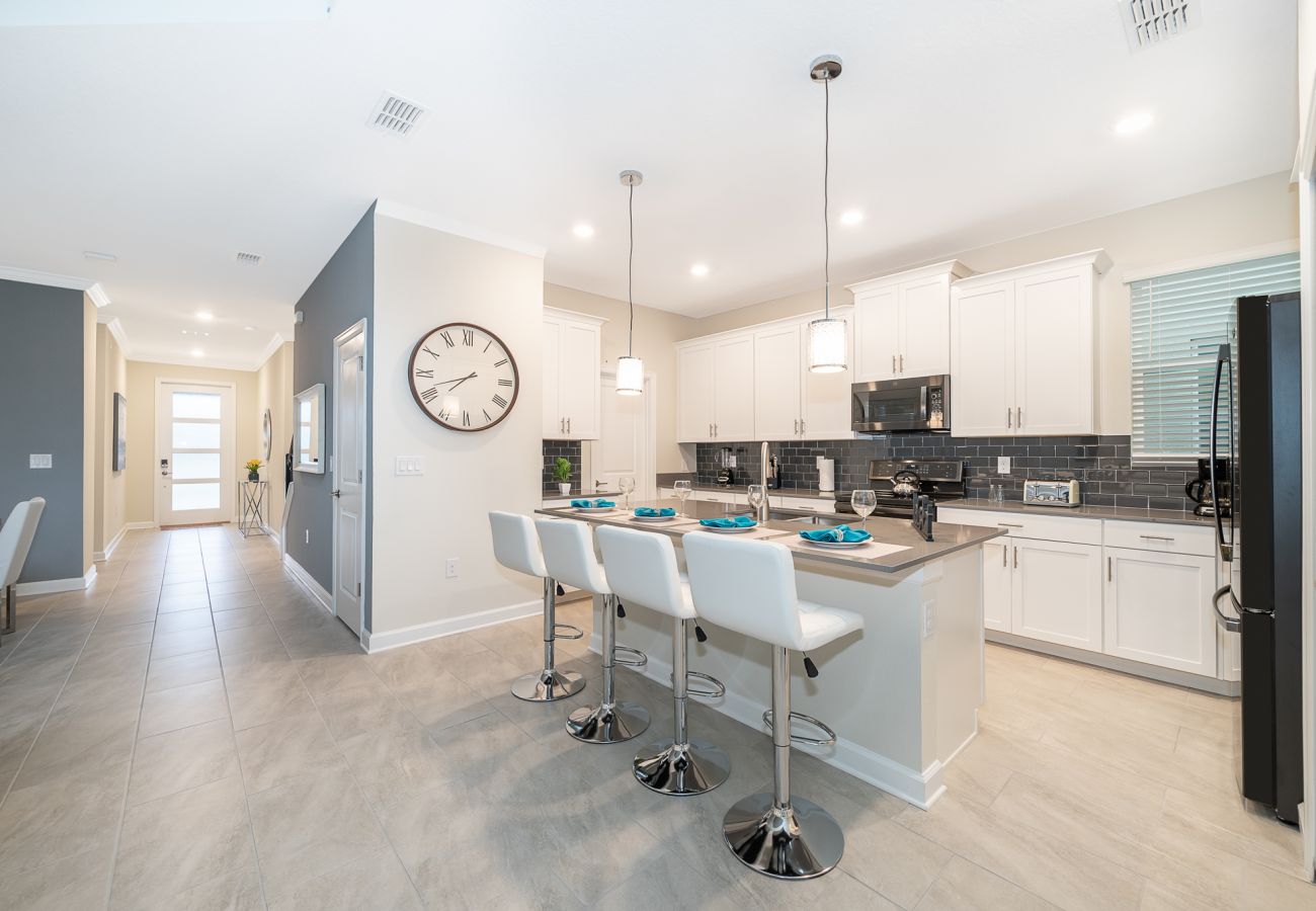 Villa in Kissimmee - Fabulous Villa 5Beds/5Bath/Pool/Jacuzzi/5Min From Disney
