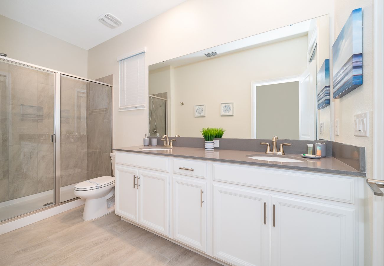 Villa in Kissimmee - Fabulous Villa 5Beds/5Bath/Pool/Jacuzzi/5Min From Disney