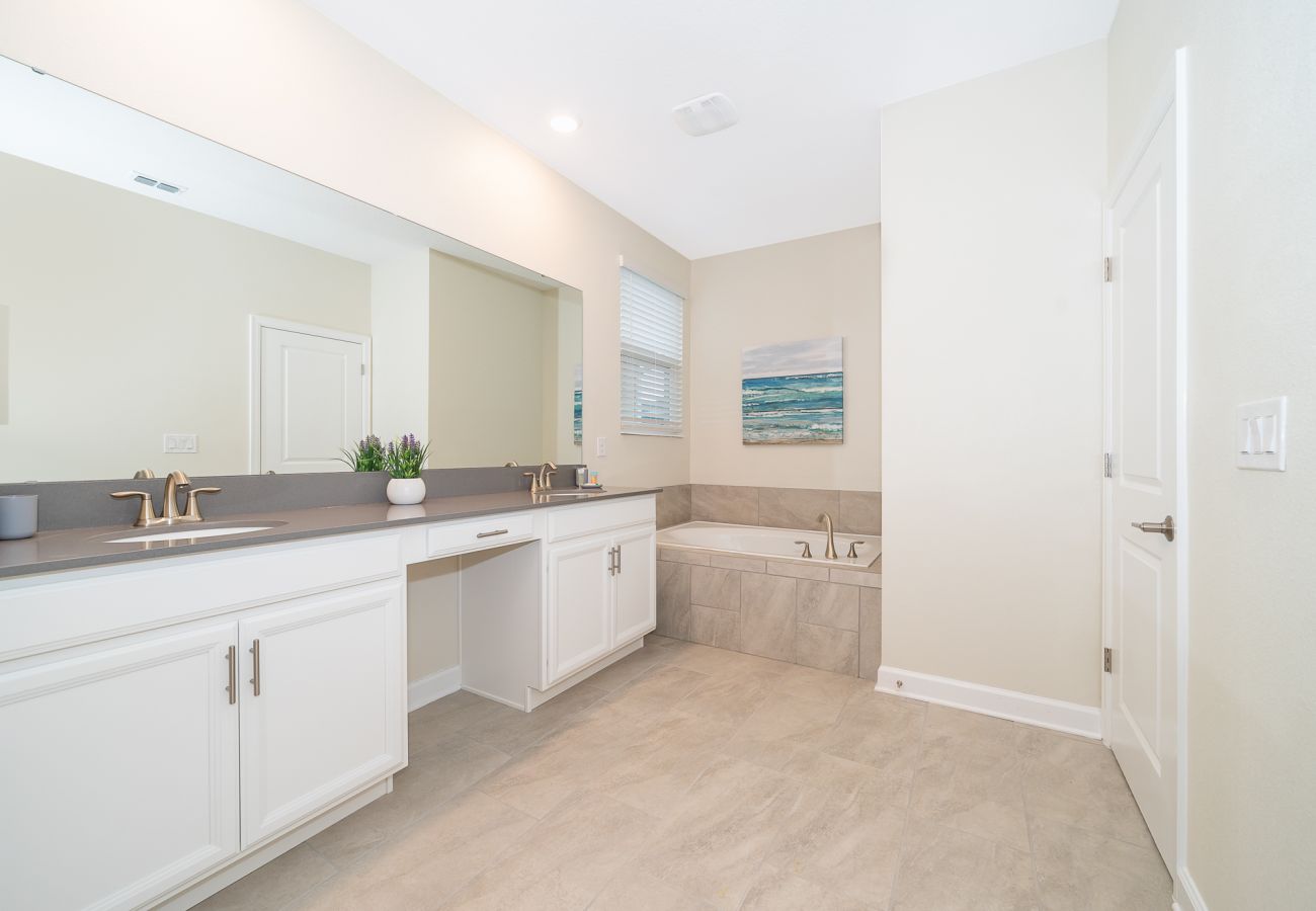 Villa in Kissimmee - Fabulous Villa 5Beds/5Bath/Pool/Jacuzzi/5Min From Disney