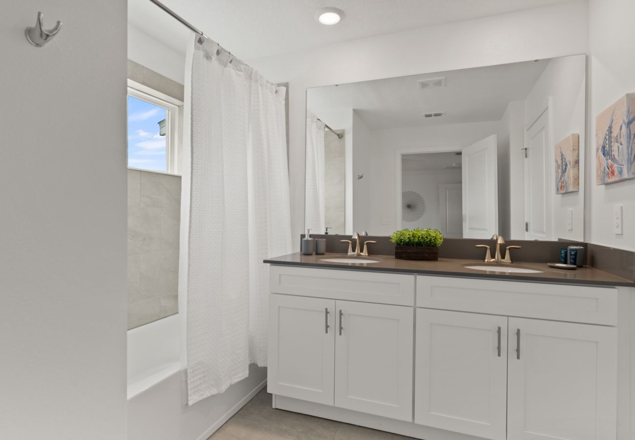 Townhouse in Kissimmee - Restful Townhouse 4Bed/3Bath/Pool/5Min From Disney