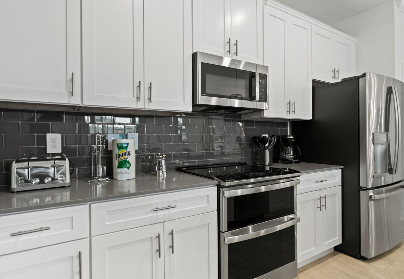 Townhouse in Kissimmee - Restful Townhouse 4Bed/3Bath/Pool/5Min From Disney