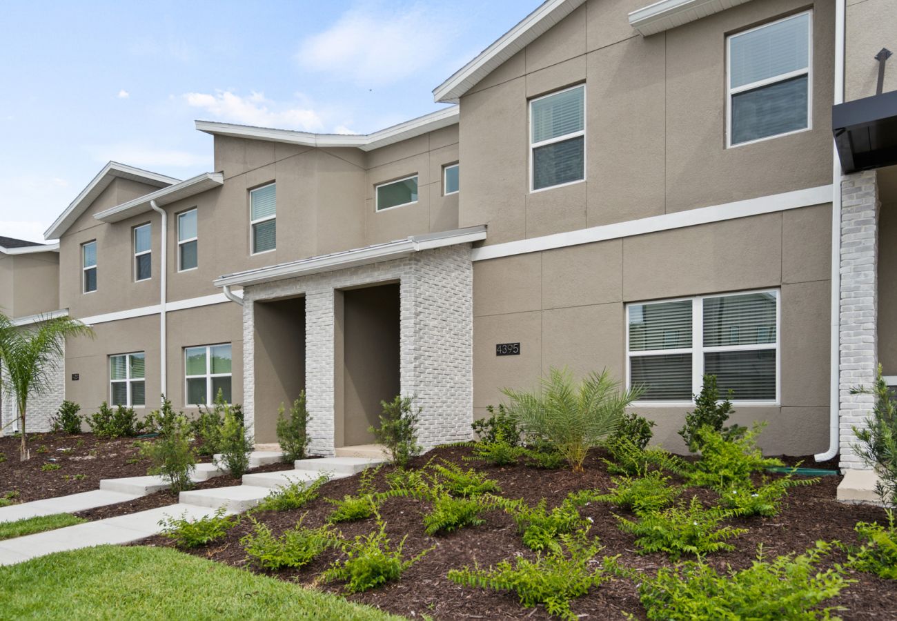 Townhouse in Kissimmee - Restful Townhouse 4Bed/3Bath/Pool/5Min From Disney