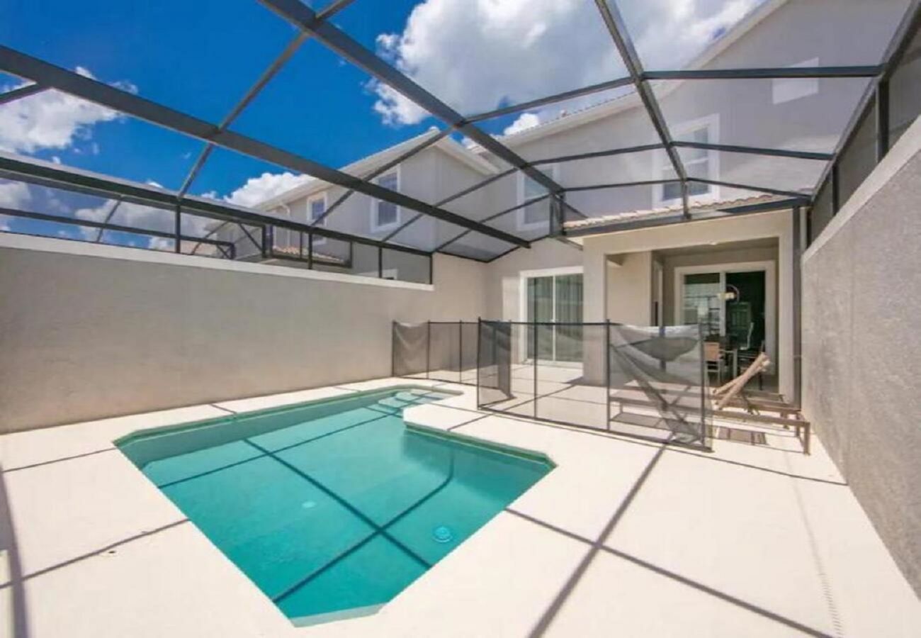 Townhouse in Kissimmee - Enjoyable Townhouse 4Bed/3Bath/Pool/5Min From Disney