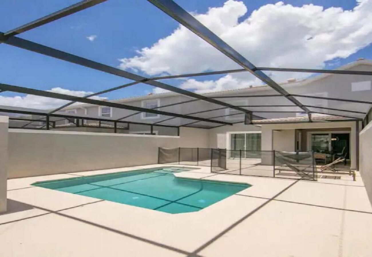 Townhouse in Kissimmee - Enjoyable Townhouse 4Bed/3Bath/Pool/5Min From Disney