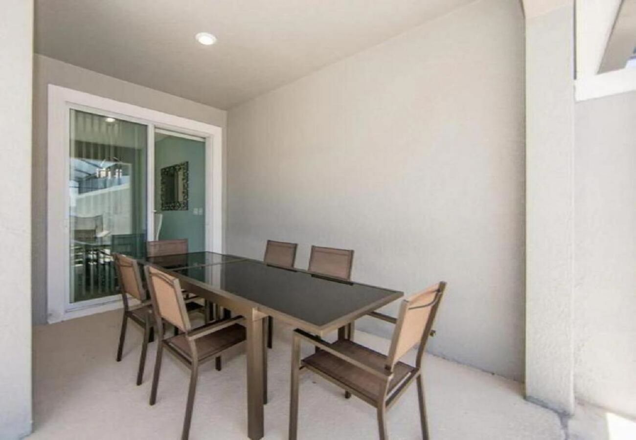 Townhouse in Kissimmee - Enjoyable Townhouse 4Bed/3Bath/Pool/5Min From Disney
