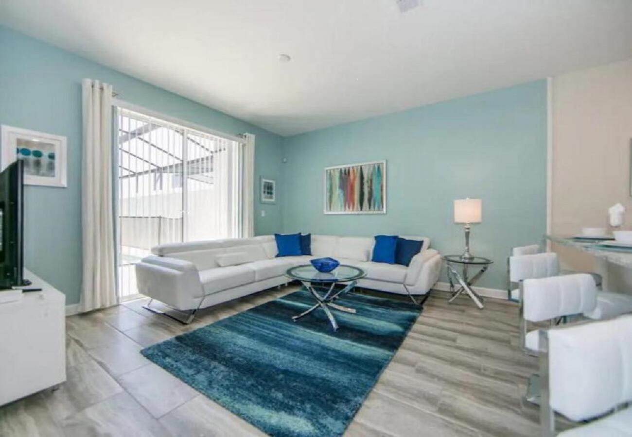 Townhouse in Kissimmee - Enjoyable Townhouse 4Bed/3Bath/Pool/5Min From Disney