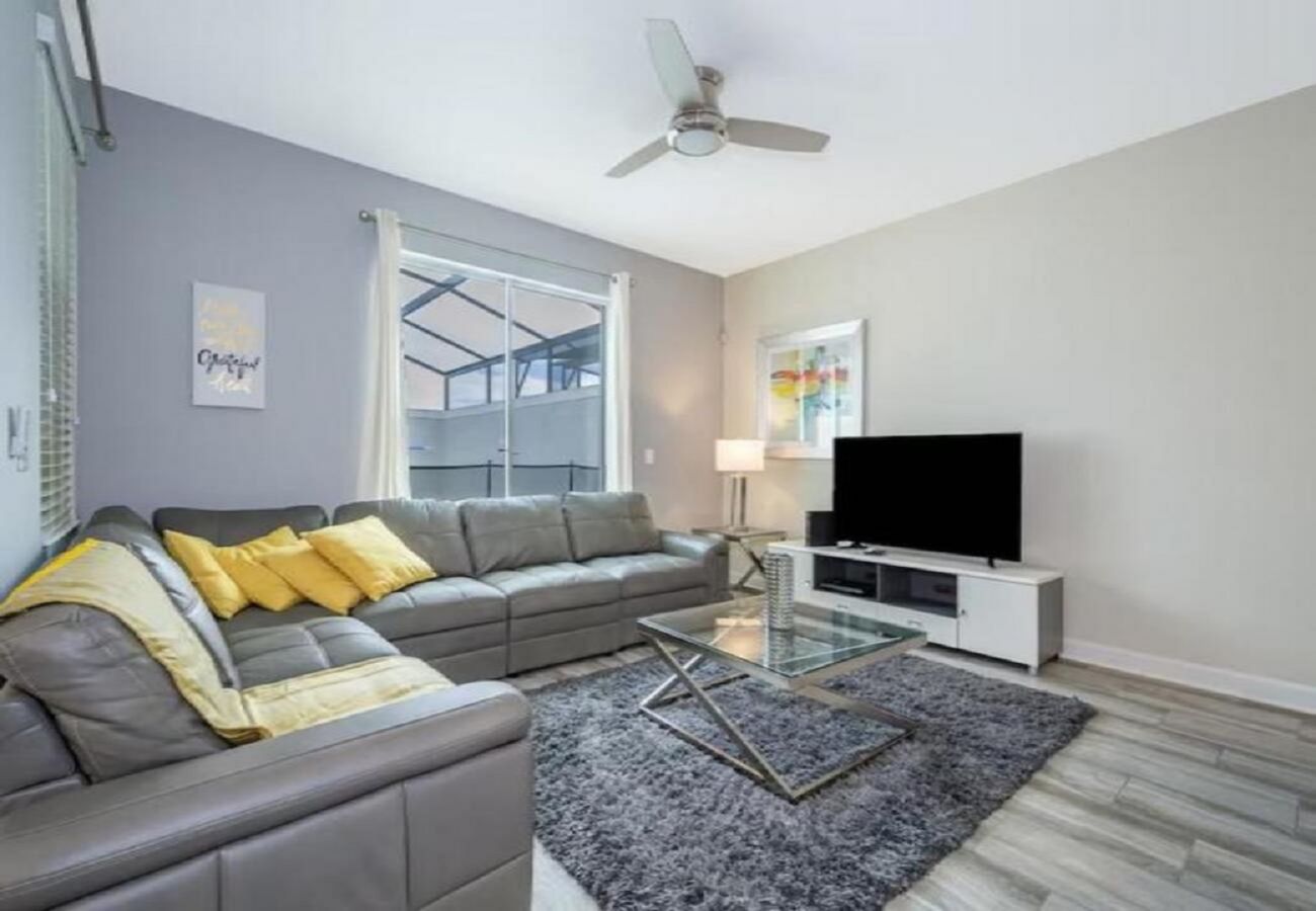 Townhouse in Kissimmee - Elegant Townhouse 4Bed/3Bath/Pool/5Min From Disney