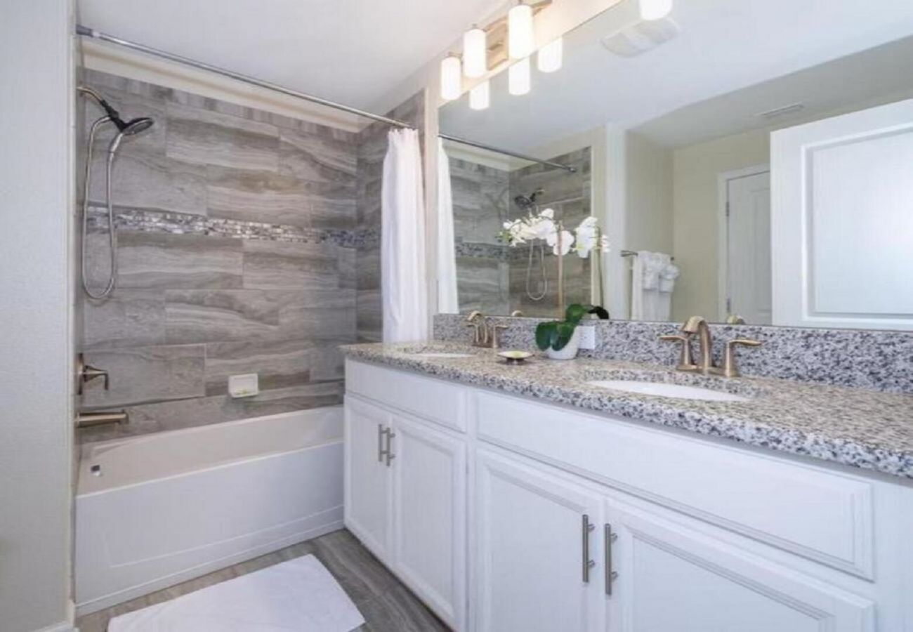 Townhouse in Kissimmee - Elegant Townhouse 4Bed/3Bath/Pool/5Min From Disney
