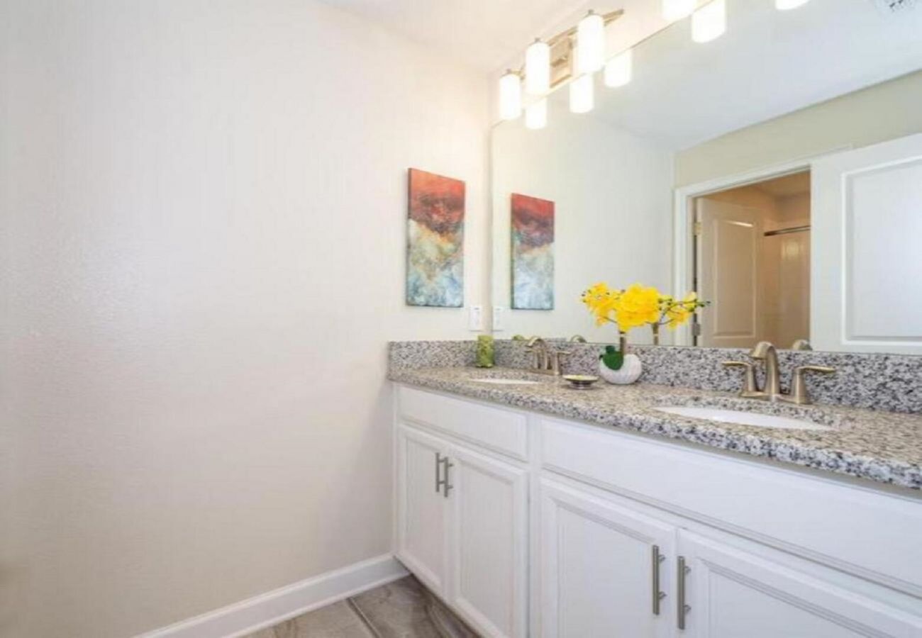 Townhouse in Kissimmee - Elegant Townhouse 4Bed/3Bath/Pool/5Min From Disney
