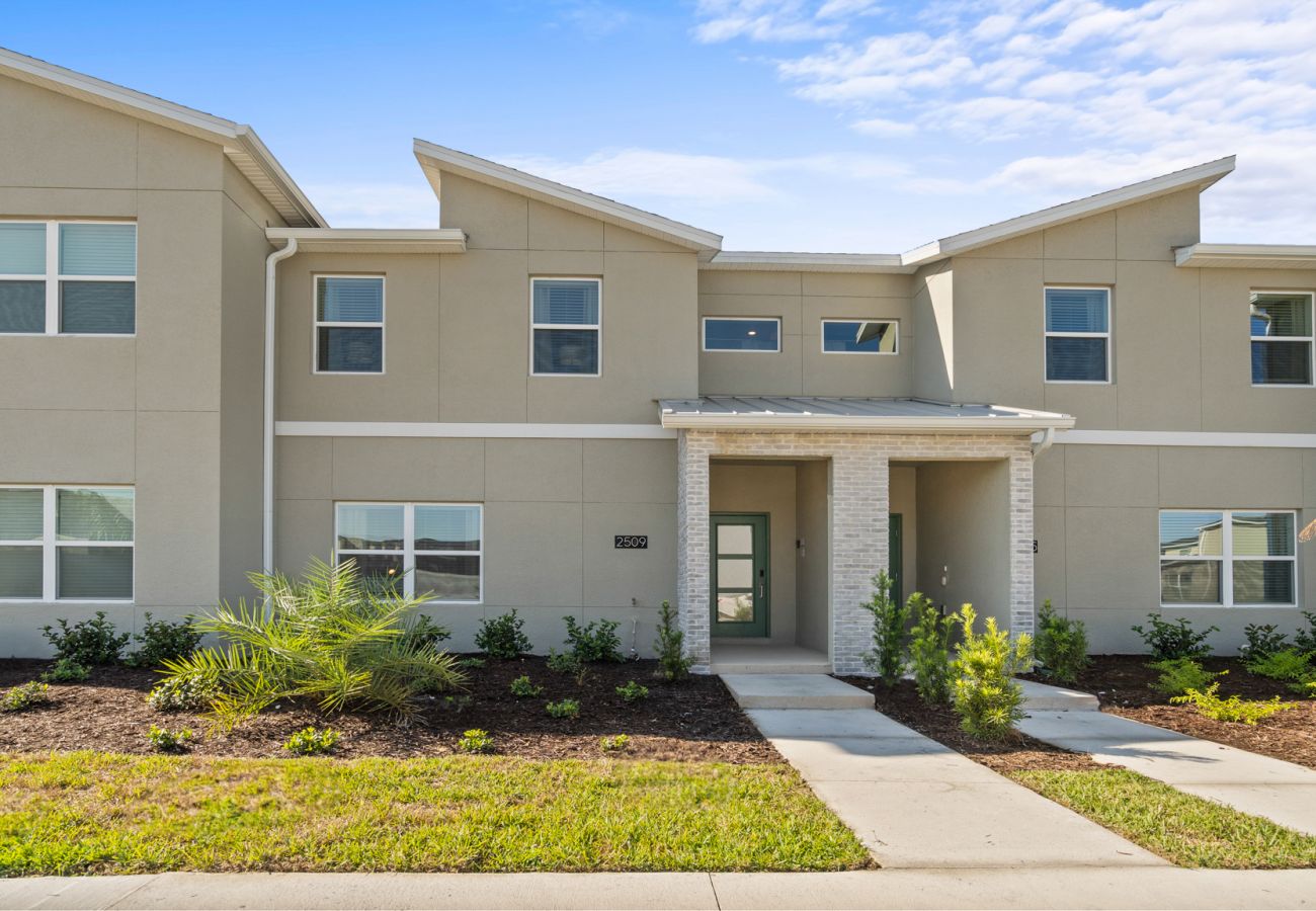 Townhouse in Kissimmee - Brand New Townhouse 4Bed/3Bath/Pool/5Min Disney