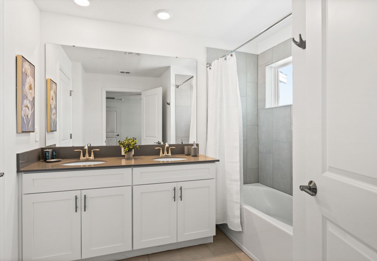 Townhouse in Kissimmee - Brand New Townhouse 4Bed/3Bath/Pool/5Min Disney