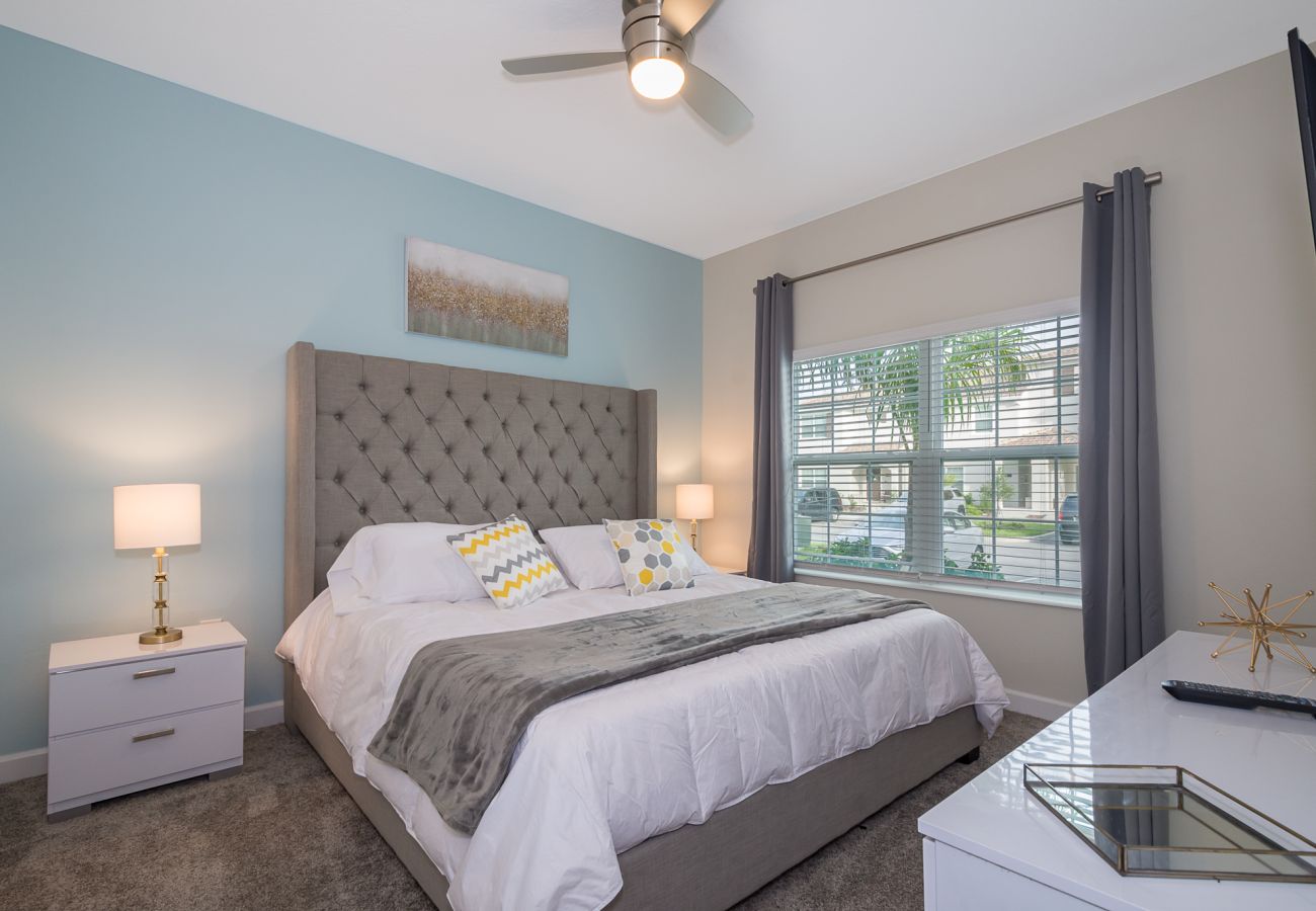 Townhouse in Kissimmee - Adorable Townhouse 4Bed/3Bath/Pool/5Min Disney