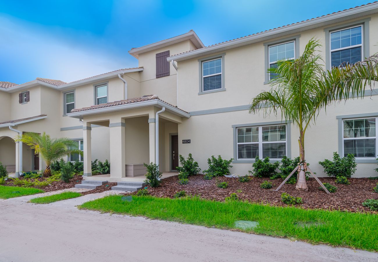Townhouse in Kissimmee - Adorable Townhouse 4Bed/3Bath/Pool/5Min Disney