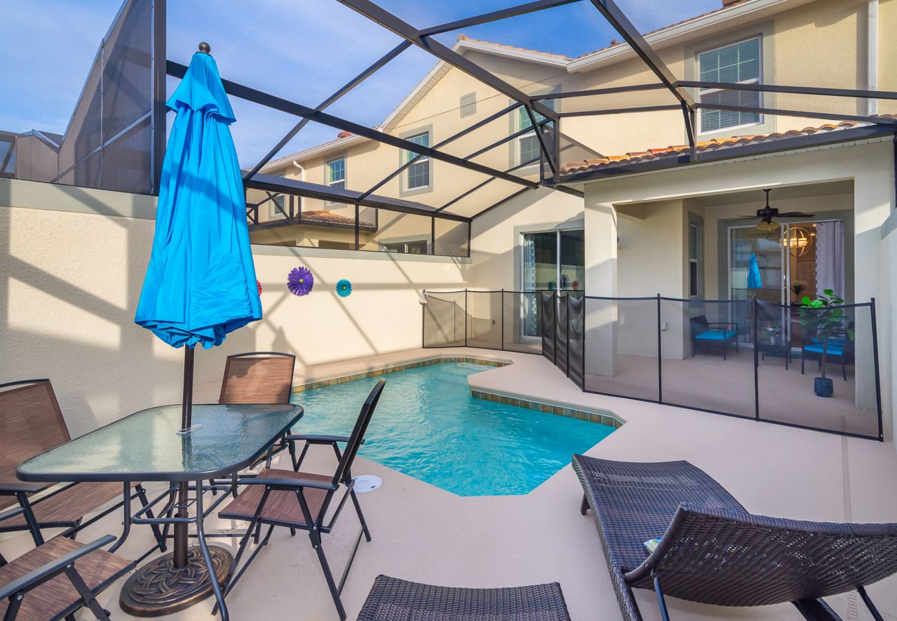 Townhouse in Kissimmee - Adorable Townhouse 4Bed/3Bath/Pool/5Min Disney
