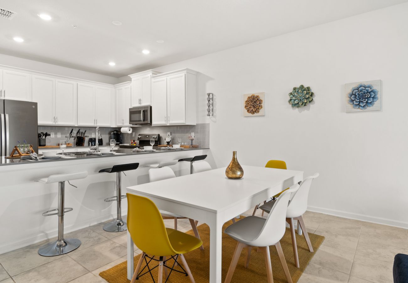 Apartment in Davenport - Stylish Condo 3Beds/2Baths/18Min from Disney