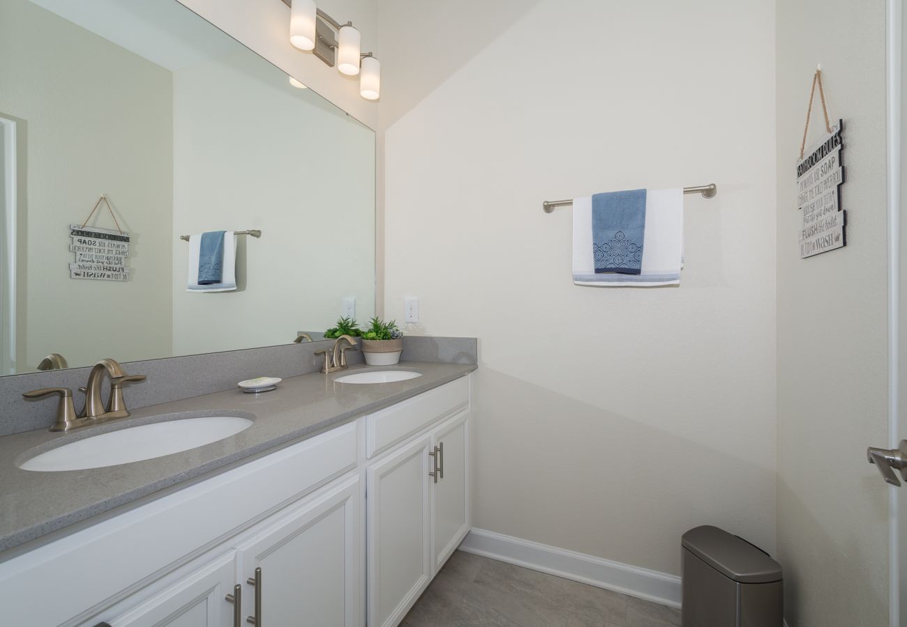Townhouse in Davenport - Charming Townhouse 5Beds/4Baths/Pool/18 Min Disney