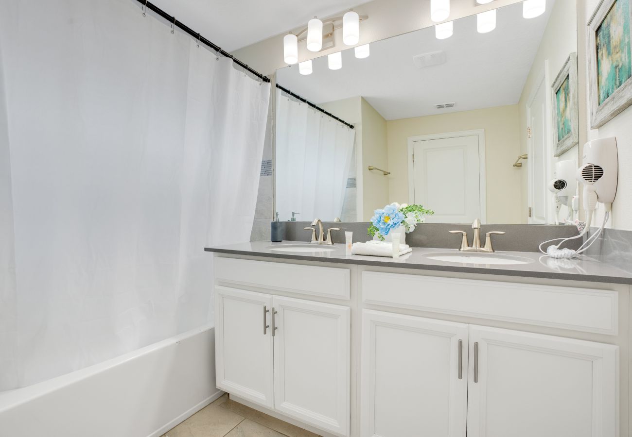 Townhouse in Davenport - Amazing Townhouse 4Bed/3Bath/Pool/18Min from Disney