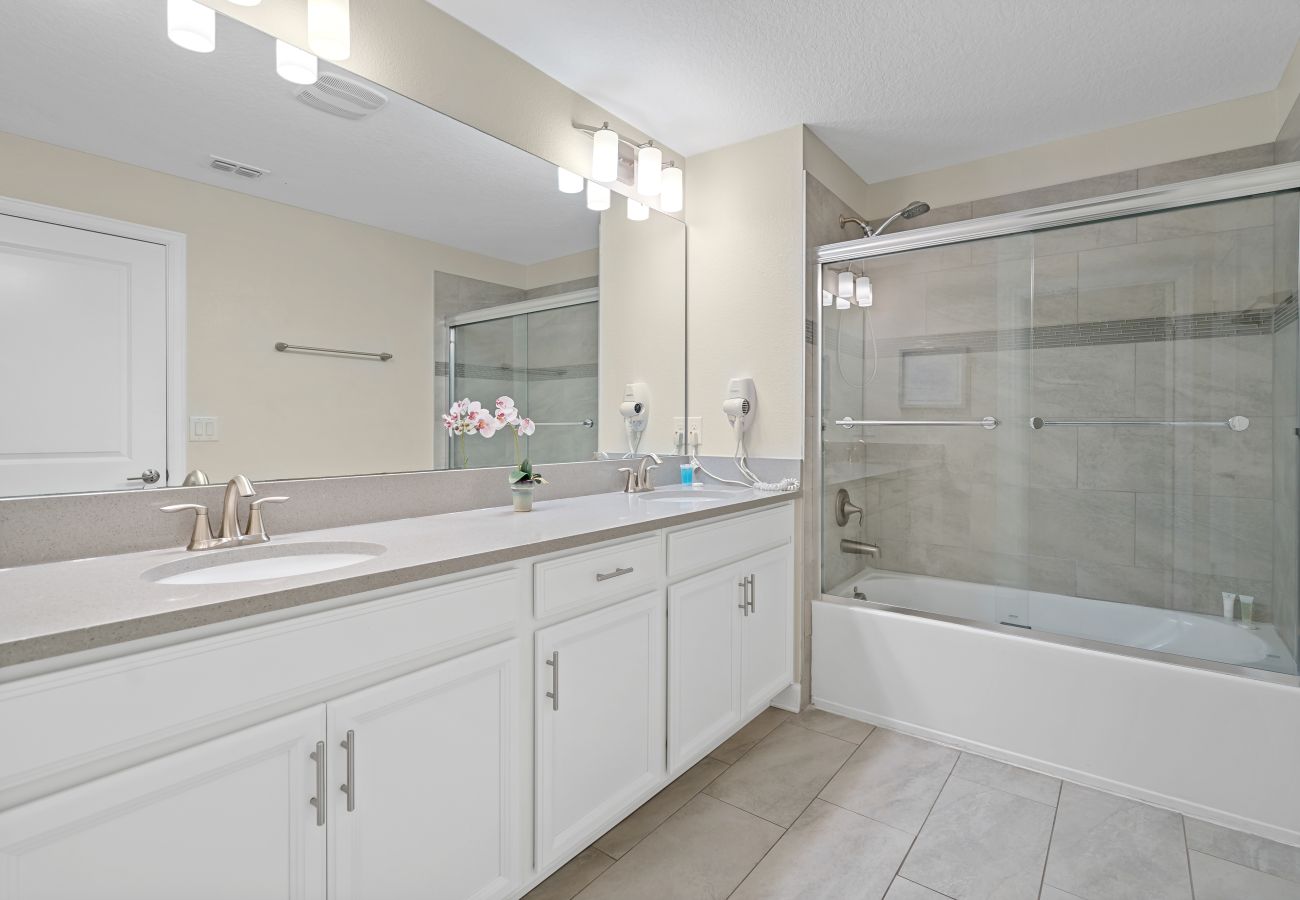 Townhouse in Kissimmee - Wonderful Townhouse 5Beds/4Baths/Pool/5 Min Disney