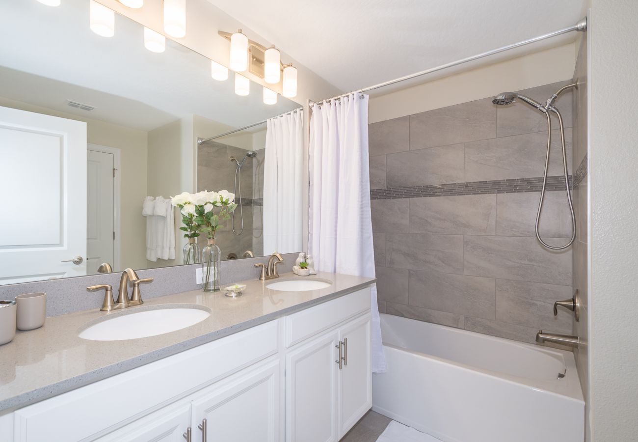 Townhouse in Kissimmee - Glamorous Townhouse 4Bed/3Bath/Pool/5Min Disney