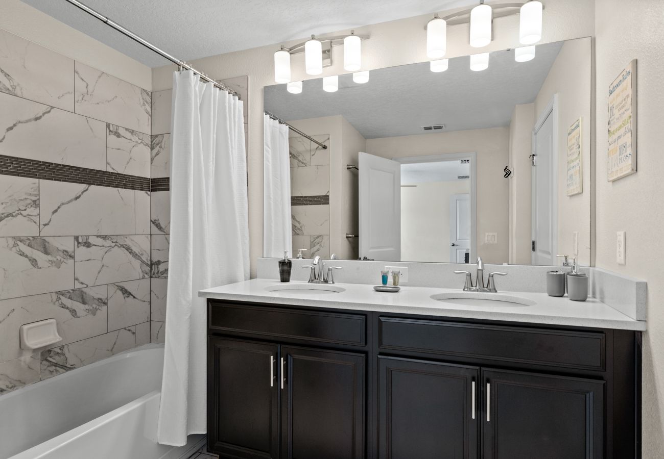 Townhouse in Florida - Sweet Townhouse  4Beds/3Bath/Pool/Jacuzzi/18Min From Disney